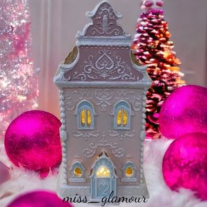Raz 13" WHITE ICING Pink SCROLLWORK Led LIGHTED GINGERBREAD HOUSE New